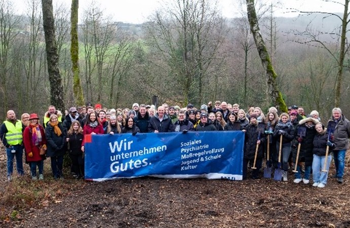Foto zeigt eine Menschengruppe mit Banner