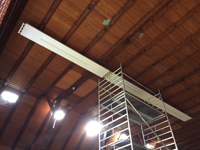 Einbau einer Deckenstrahlungsheizung mit integrierter LED-Beleuchtung in der Turnhalle der LWL-Maßregelvollzugsklinik Schloss Haldem. Bild: LWL-BLB