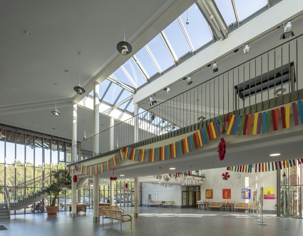 Gelsenkirchen, Löchterschule, Innenansicht der Pausenhalle mit Treppenaufgang.
Bild: PODEHL Fotodesign