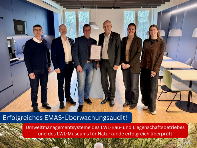 Das Bild zeigt die Urkundenübergabe