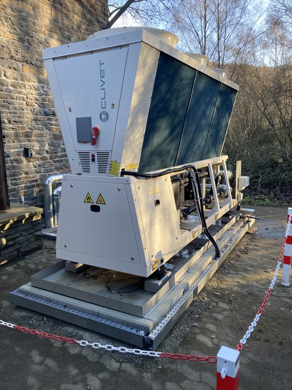 Das Foto zeigt die eingebaute Wärmepumpe