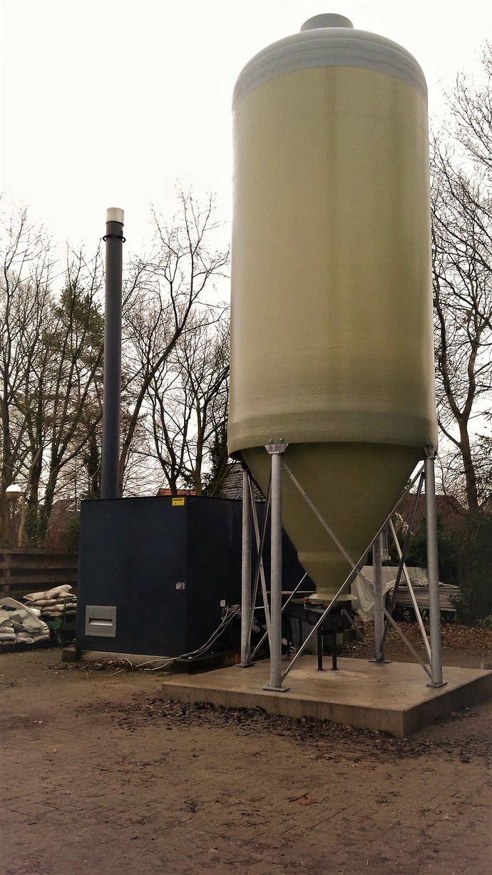 Pelletkesselanlage mit Standsilo auf dem Gelände der LWL-Universitätsklinik Hamm. Bild: LWL-BLB