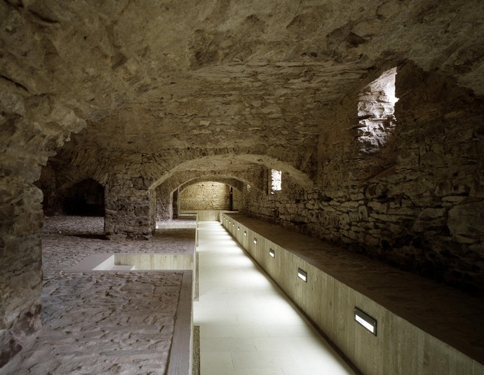 Lichtenau, Kloster Dalheim, Innenansicht der Katakomben mit beleuchteten modernen Gang. Bild: Mahlstedt