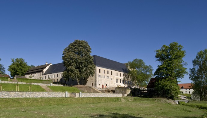 Lichtenau, Kloster Dalheim, Panoramaansicht des Klosters mit Wiesen und historischer Mauer im Vordergrund. Bild: Mahlstedt