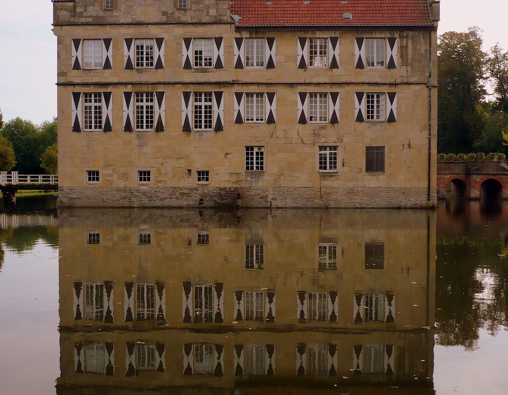 Havixbeck, Wasserschloß Burg Hülshoff, Ansicht Teil des Hauptgebäudes mit Wassergraben.
Bild: LWL-BLB