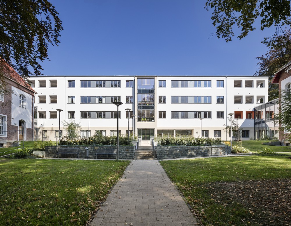 Warstein, Rehabilitationdszentrum Südwestfalen mit 2 Verbindungsgängen zu den denkmalgeschützten Gebäuden 055 & 056.
Bild: PODEHL Fotodesign