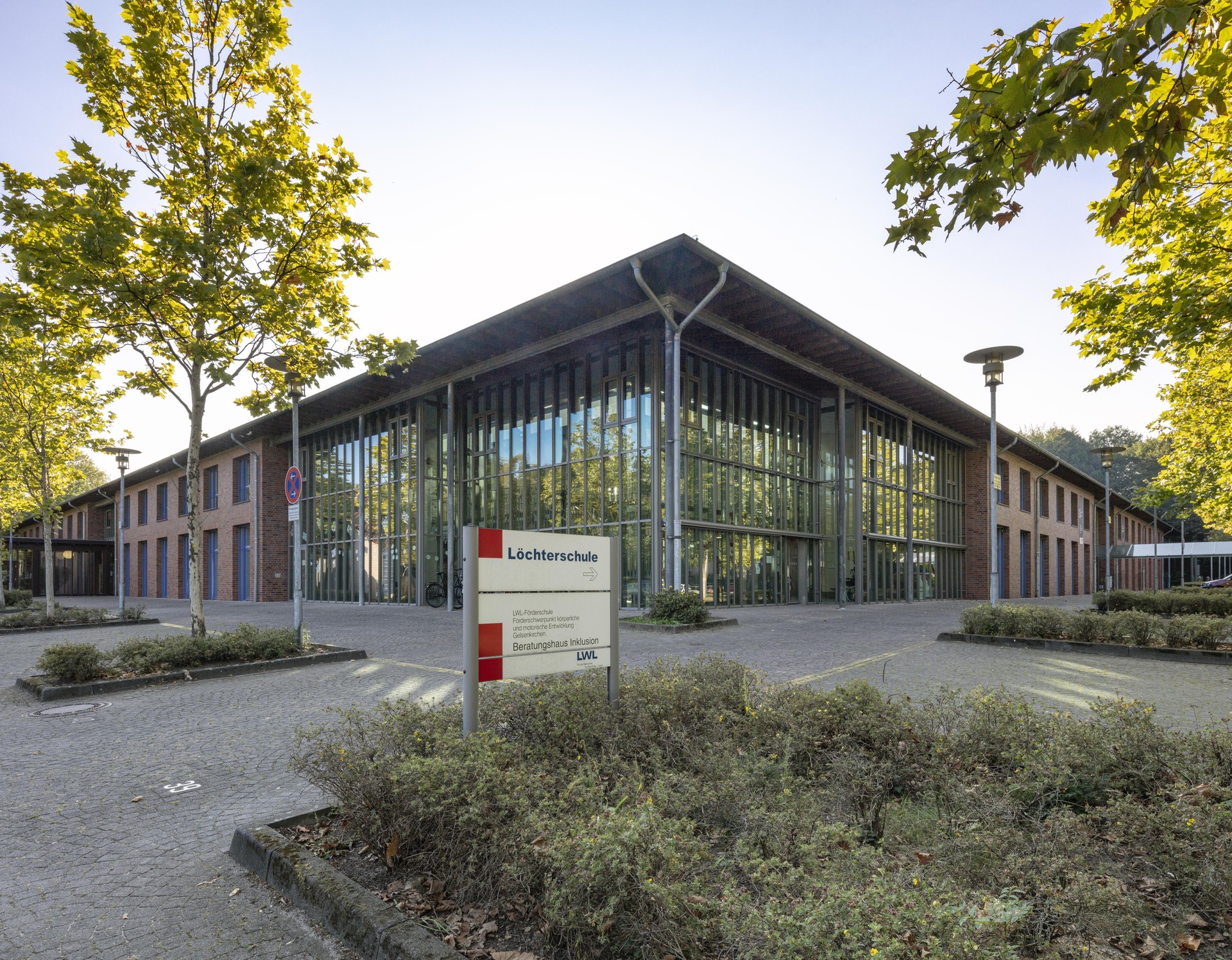 Gelsenkirchen, Löchterschule, Ansicht des Schulgebäudes mit Glasfassade im vorderen Teil.
Bild: PODEHL Fotodesign