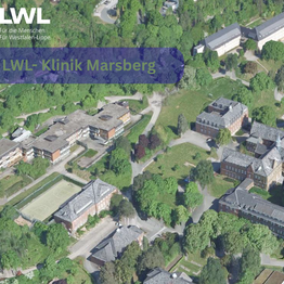 Das Bild zeigt eine Luftbildaufnahme der Klinik