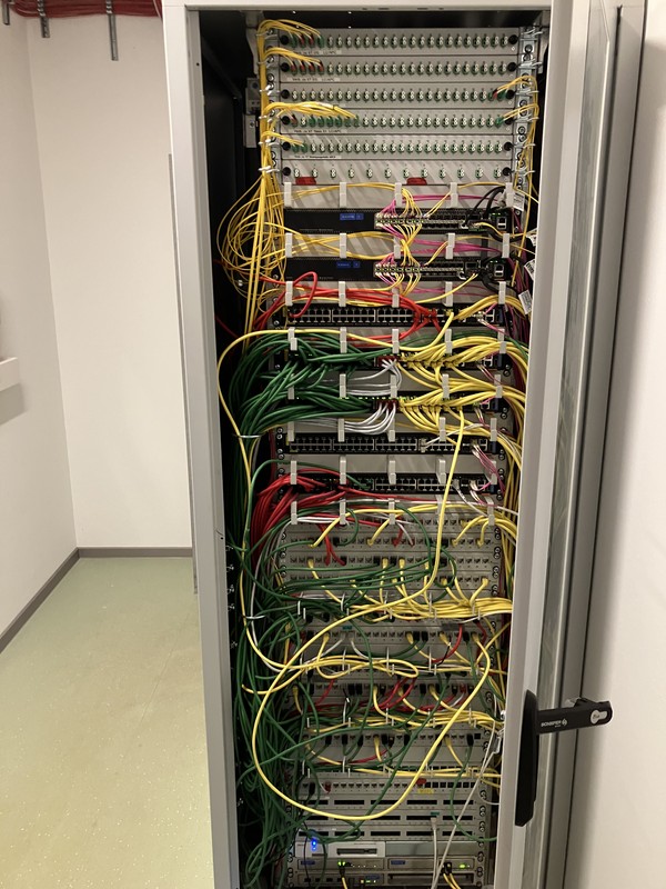 Netzwerkschrank im Haupttechnikraum