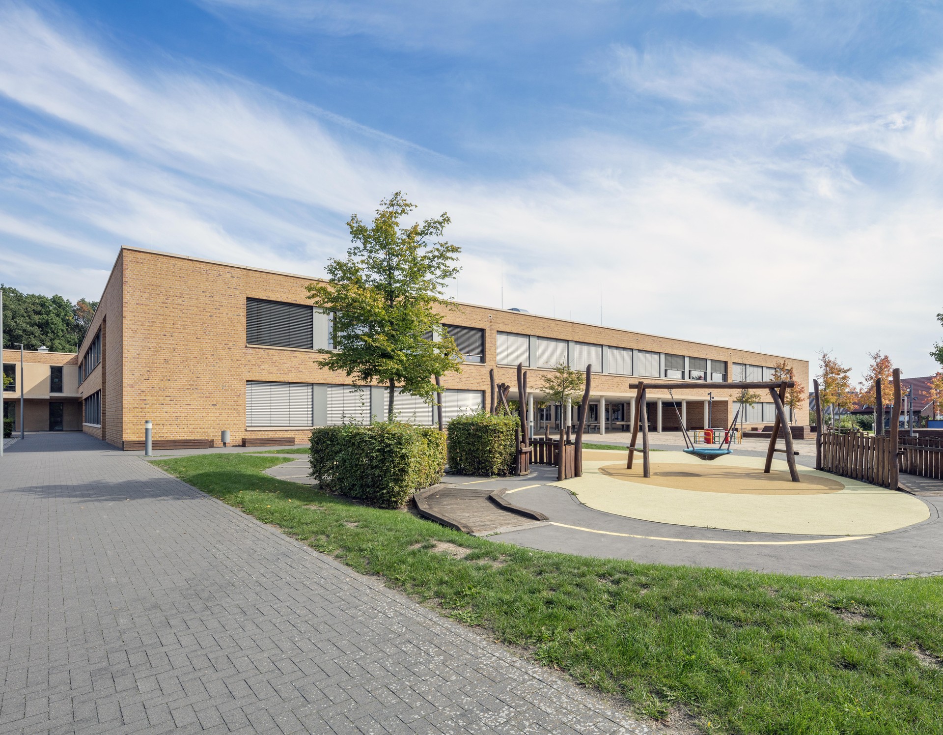 Oelde, Erich Kästner Schule, Pausenhof mit Schulgebäude im Hintergrund
Bild: PODEHL Fotodesign