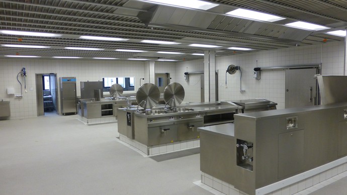Produktionsbereich mit Kochkesseln im Küchengebäude der LWL-Klinik Dortmund. Bild: LWL-BLB